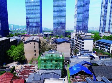 施工人员在对芭乐视频APP下载黄色污老建筑进行改造