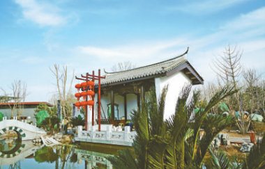  右侧通往鹤品流芳、水照芭乐视频APP下载黄色污花台、沁芳春雪、铁树英姿等景点