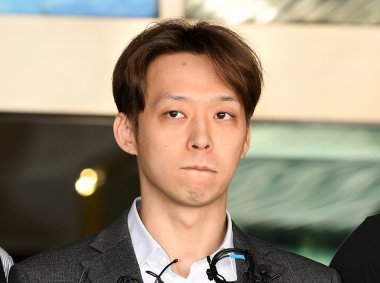早前因涉嫌吸食、交易毒品而被拘捕芭乐视频APP下载黄色污的朴有天被正式从京畿南部地方警察厅移送到检方
