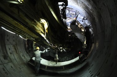 中铁七局西安公司的建筑工人在太芭乐视频在线观看在线下载原市轨道交通2号线缉虎营站施工现场作业